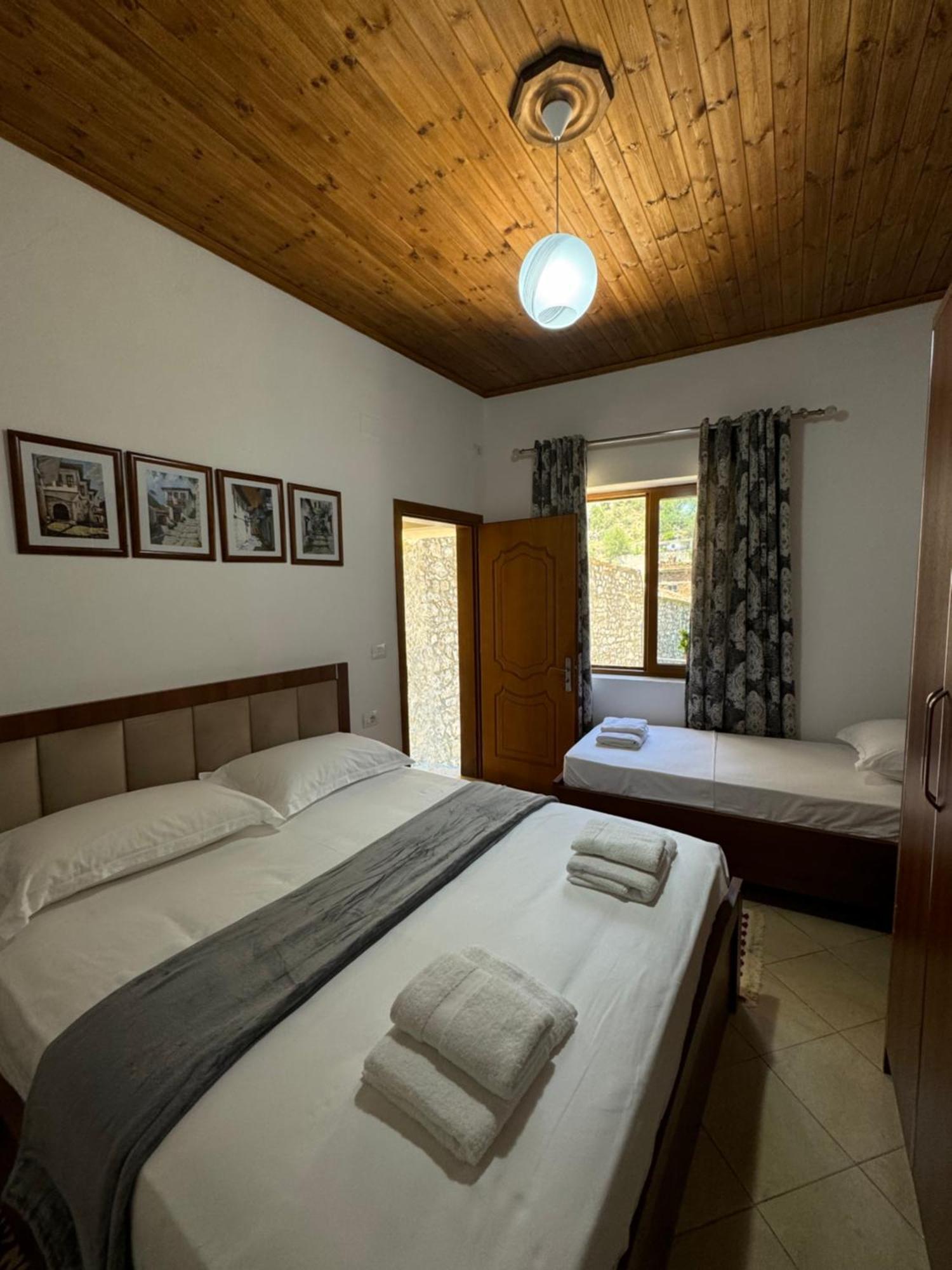 Meroli Guesthouse - Unesco Quarter เบราท ภายนอก รูปภาพ