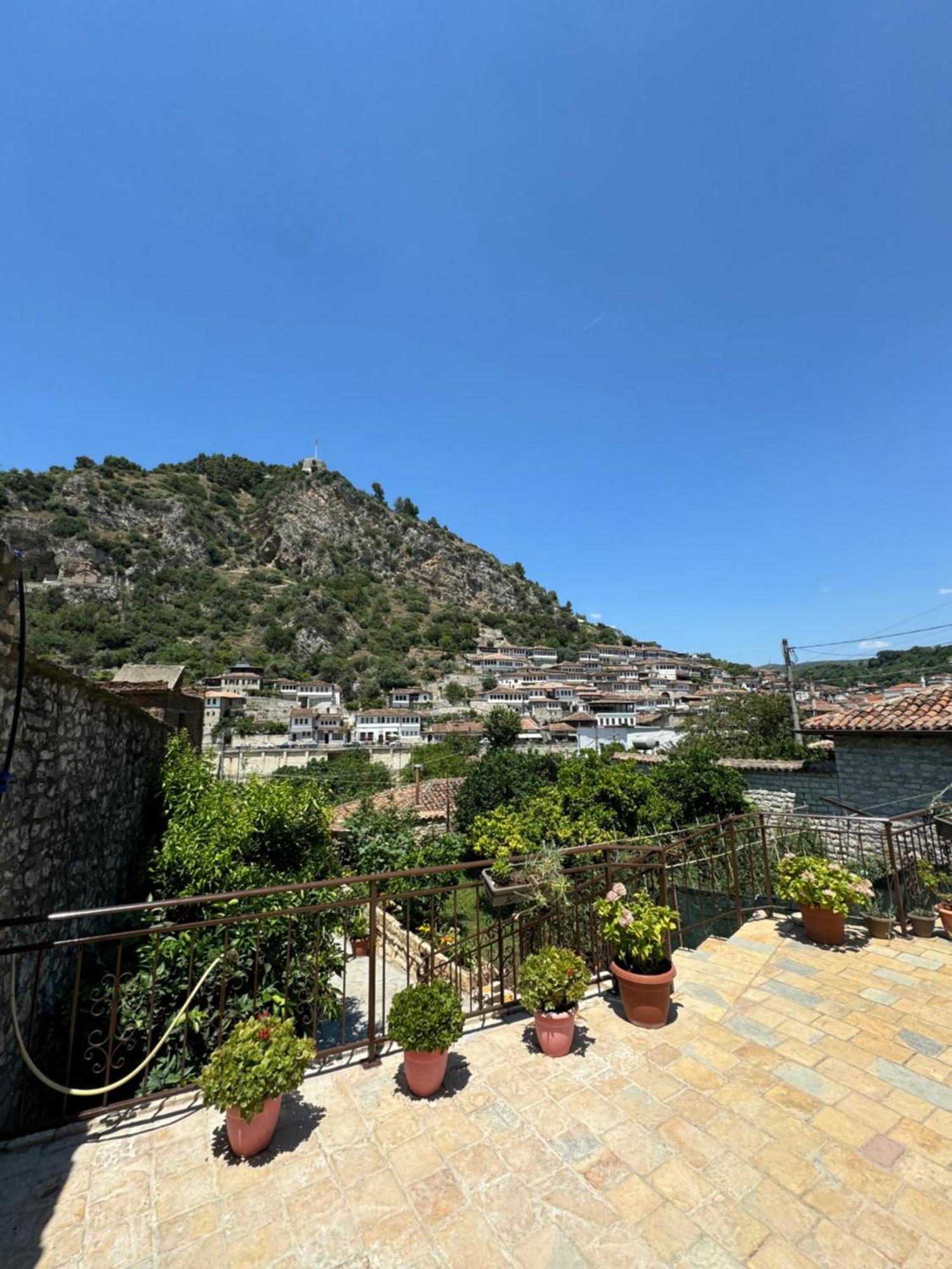 Meroli Guesthouse - Unesco Quarter เบราท ภายนอก รูปภาพ