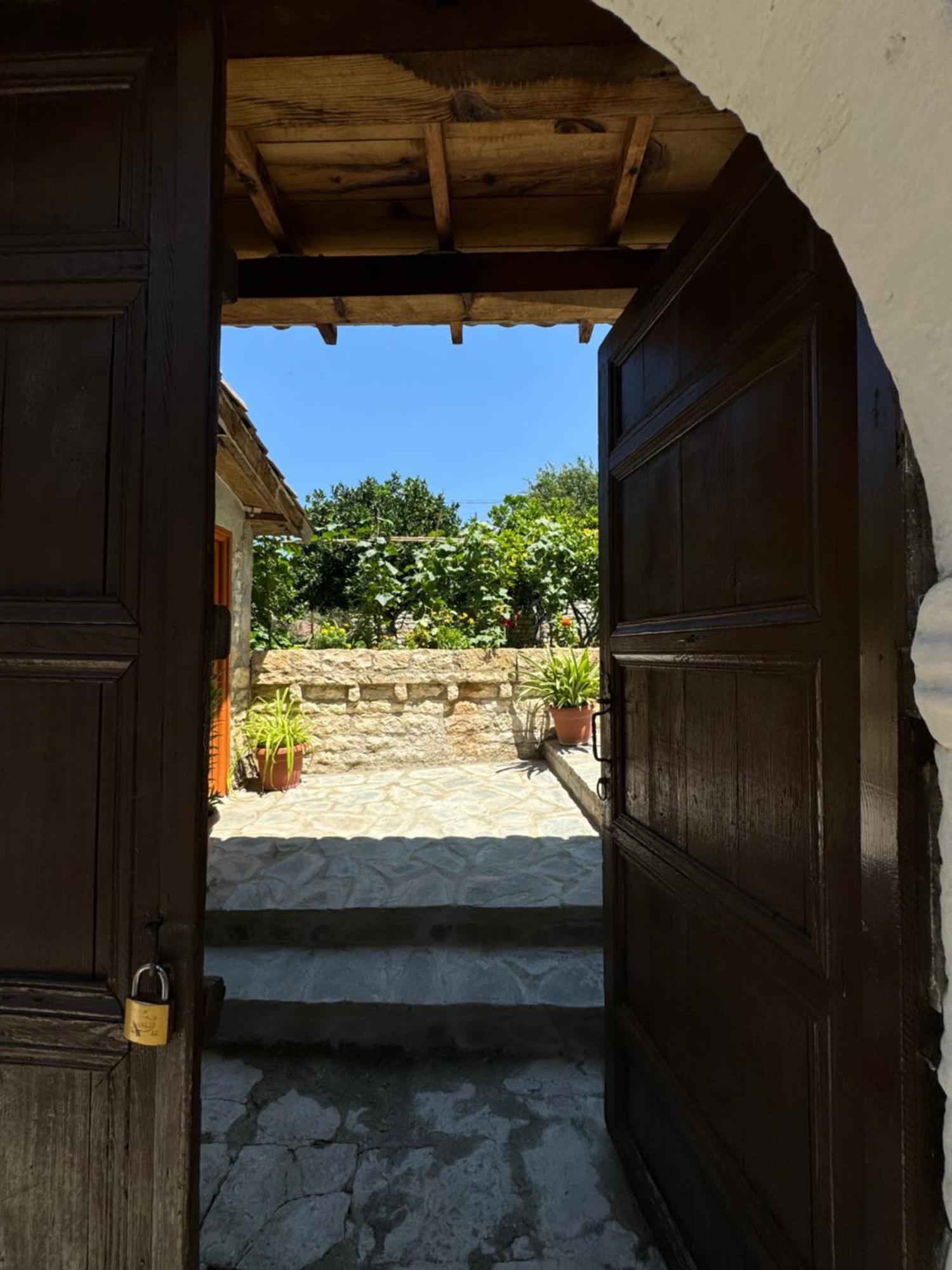 Meroli Guesthouse - Unesco Quarter เบราท ภายนอก รูปภาพ