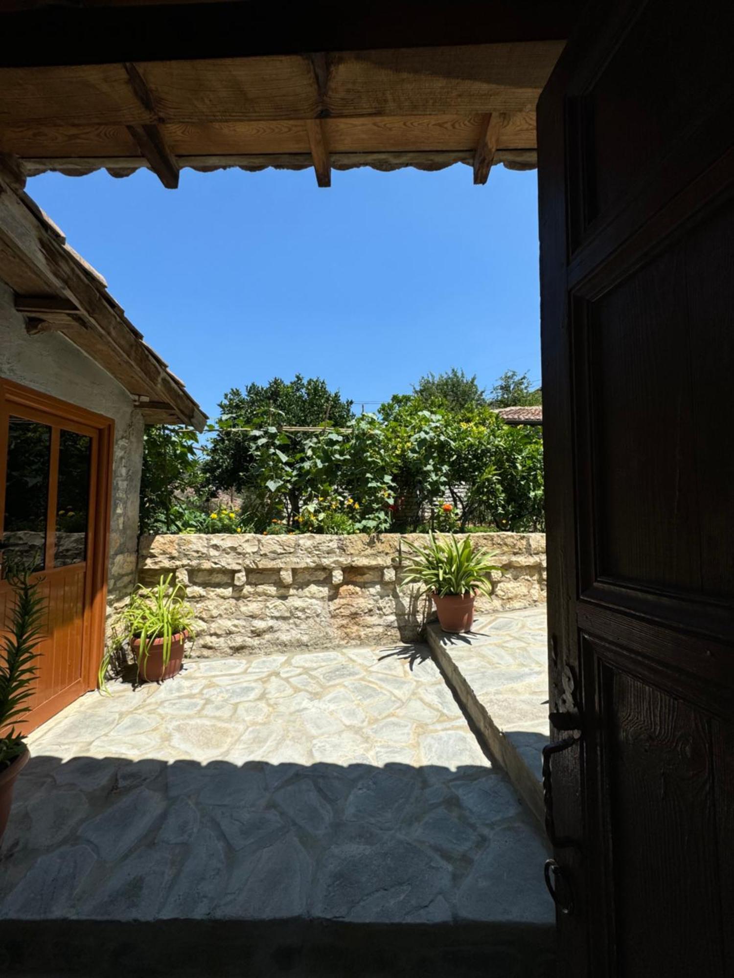 Meroli Guesthouse - Unesco Quarter เบราท ภายนอก รูปภาพ