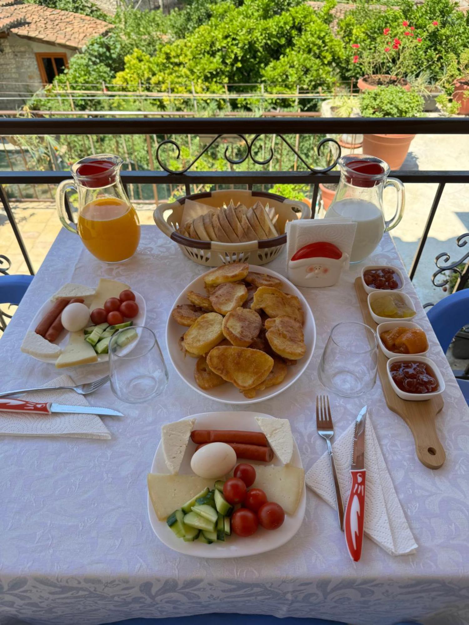 Meroli Guesthouse - Unesco Quarter เบราท ภายนอก รูปภาพ