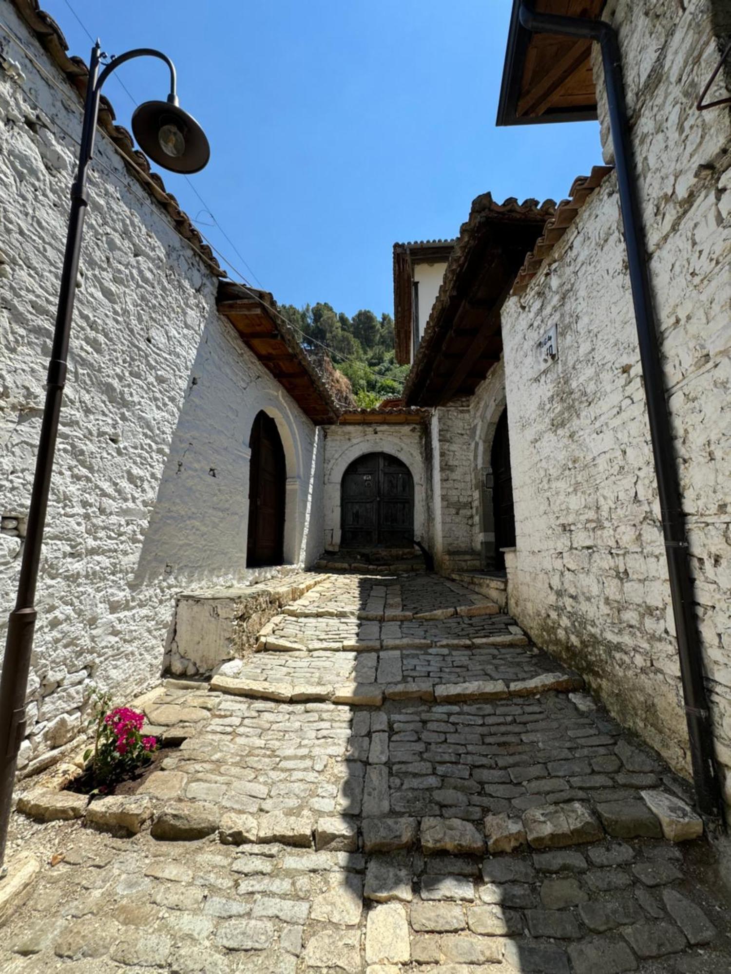 Meroli Guesthouse - Unesco Quarter เบราท ภายนอก รูปภาพ